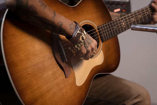LINDA PERRY GUITAR TIGHT