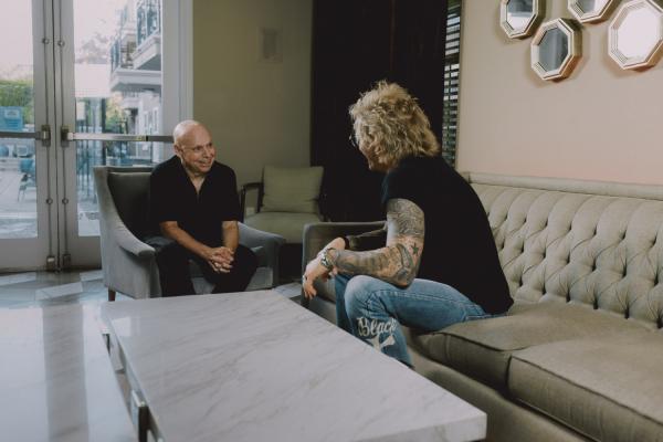 MATT PINFIELD LOOKING AT  MATT SORUM 30