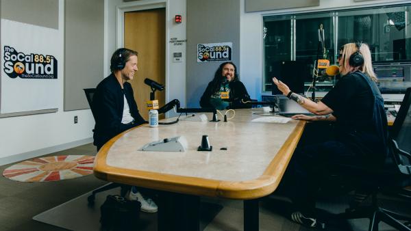 ED OBRIEN group side view in studio laughing photoMattBlake
